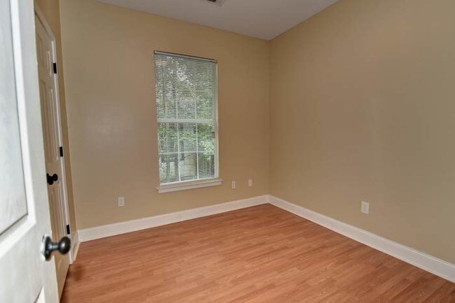 Building Photo - 719 42nd Ave