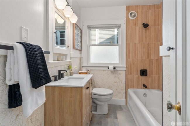 Building Photo - 4Bd/3Ba Seattle House