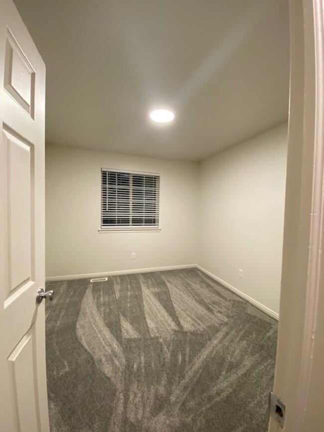 Building Photo - REMODELED 3 BEDROOM TOWNHOME