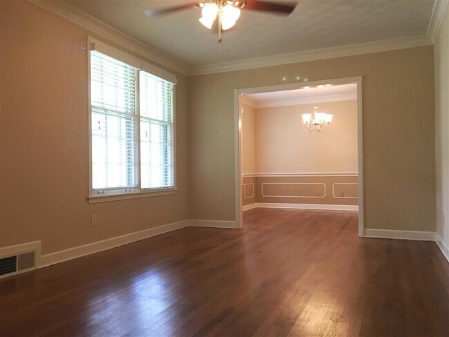 Building Photo - 3BR/2BA Gorgeous East Memphis Home. Gate Entry Driveway and ALL Lawn Maintenance is included! Pet...