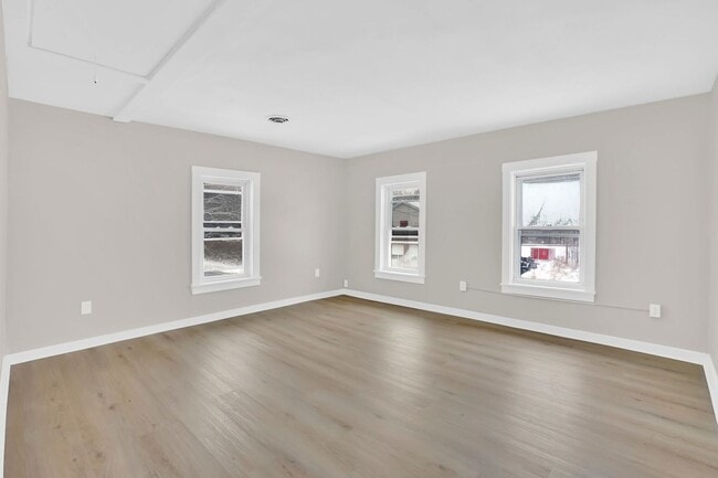 Building Photo - 11 Russell Rd