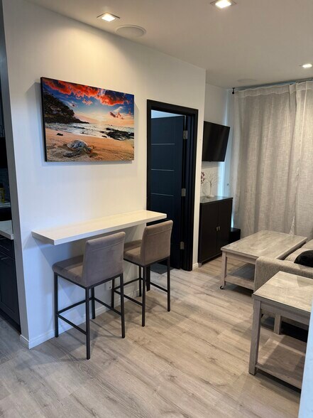 Bar counter - 3426 Gurnard Ave