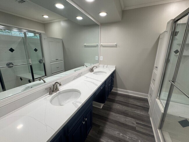 Building Photo - Arrowhead One Level