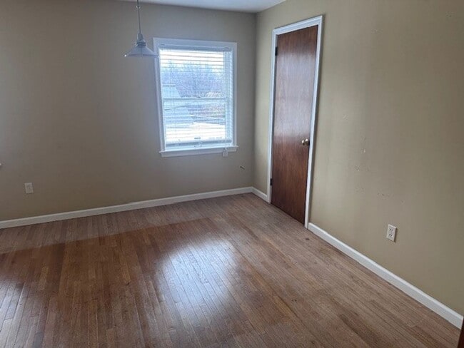 Building Photo - Spacious 2nd floor 3 Bedroom Apartment
