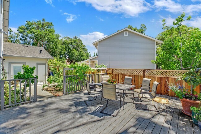 Building Photo - *COMING SOON!* 4 bed/3 bath lake house wit...