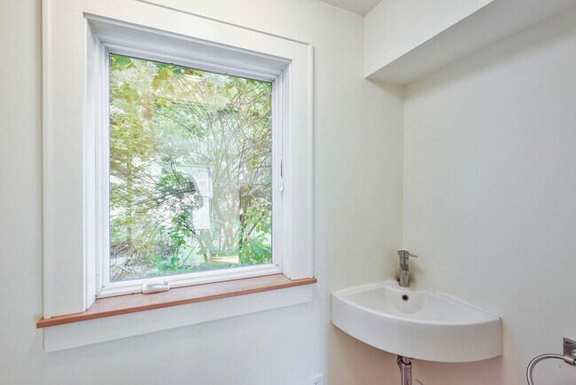 Building Photo - 30 Violet Pl