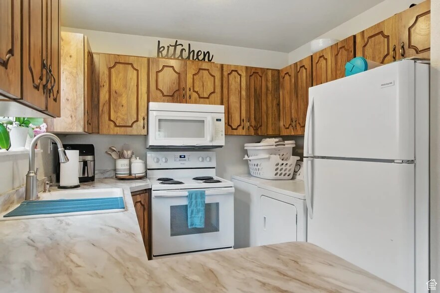 Building Photo - 687 W Le Bon Cir