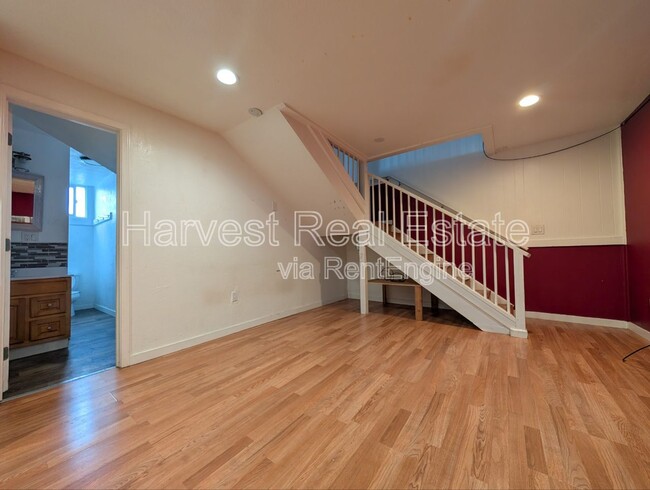 Building Photo - 814 E 23rd St