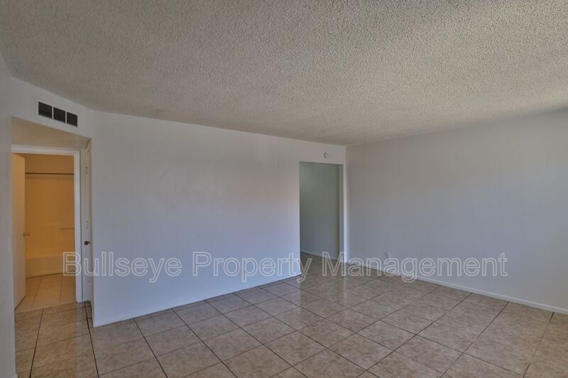 Building Photo - 859 W Ray Rd