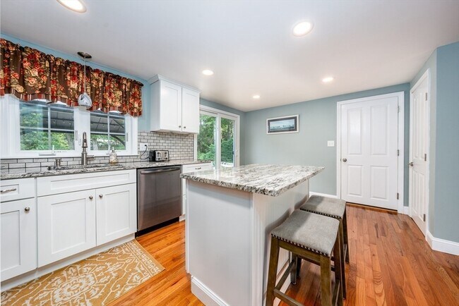 Building Photo - 10 Eastover