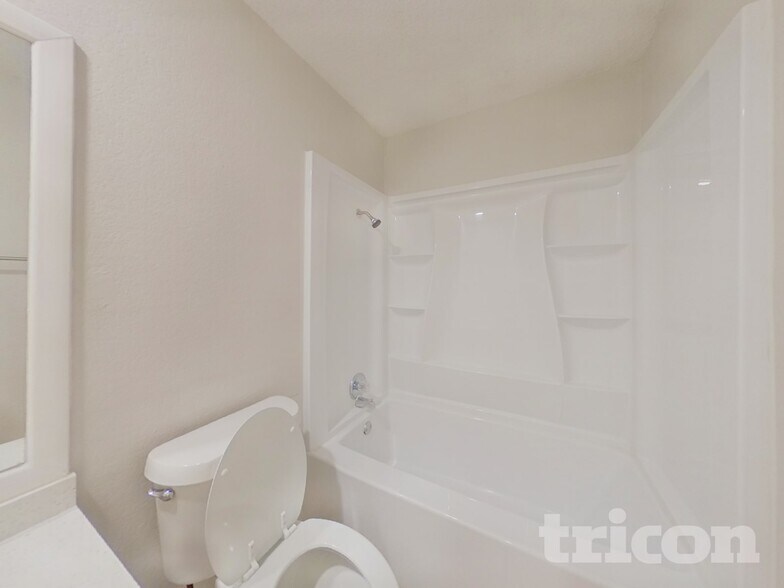 Building Photo - 537 Greenway Dr