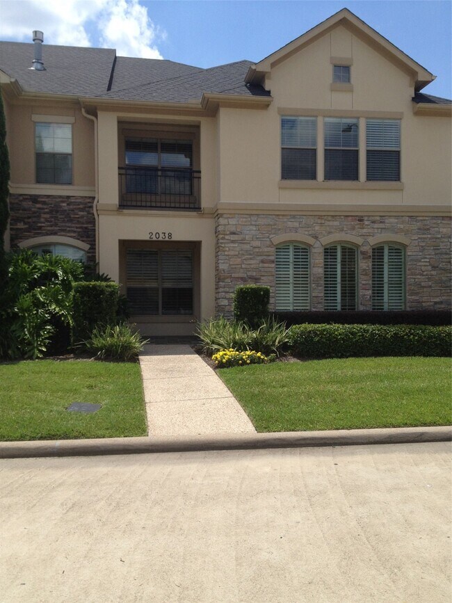 Building Photo - 2038 Palm Forest Ln