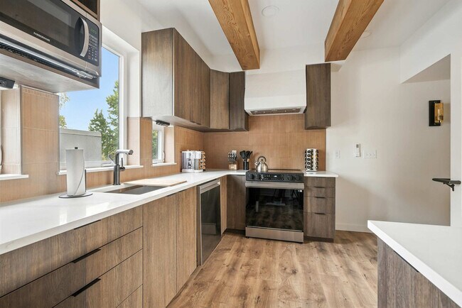 Building Photo - 925 NE 23rd Ave