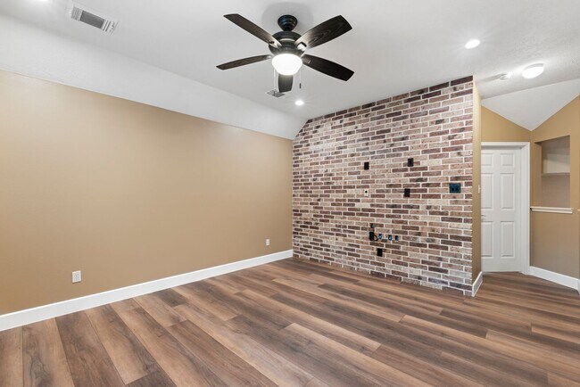 Building Photo - The Perfect Woodlands Retreat: Steps from ...