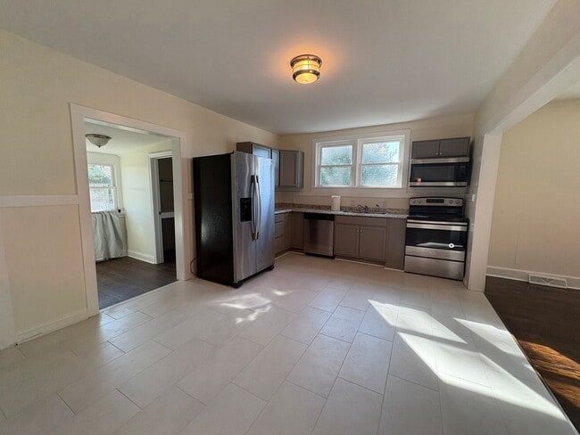 Building Photo - 2/2 Charming Home in West Greenville!