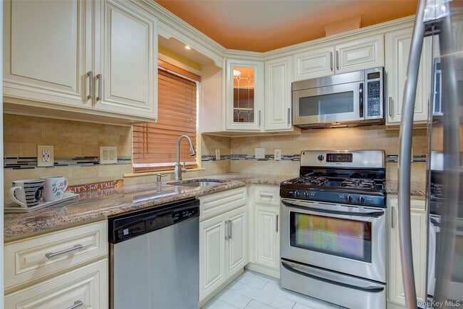 Building Photo - 41 Beechwood Ave