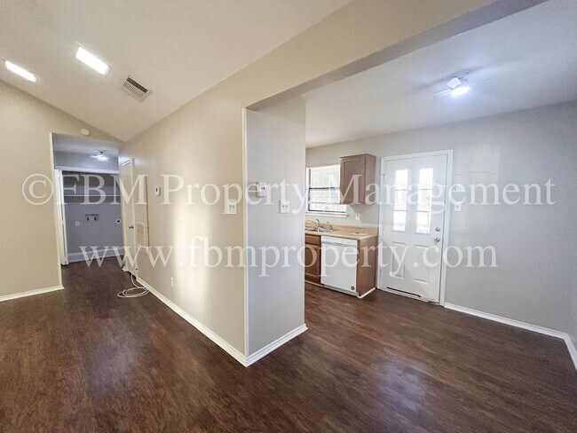 Building Photo - 701-703 Hillcrest Ct