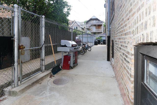 Building Photo - 1120 W Oakdale Ave