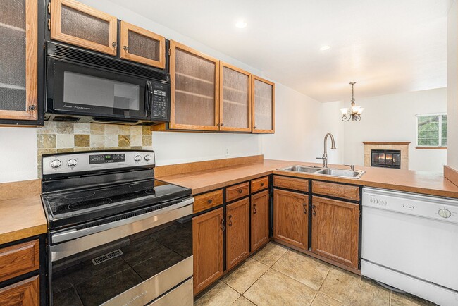 Building Photo - Light & Bright End Unit Townhouse