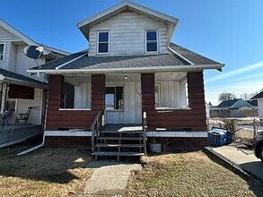 Building Photo - Charming single-family home featuring 3 spacious bedrooms and 1 full bathroom.