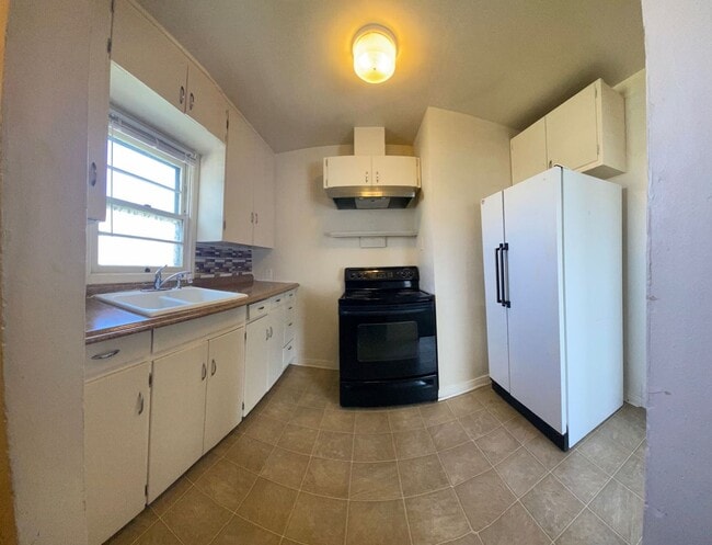 Building Photo - Duplex With Lots Of Room