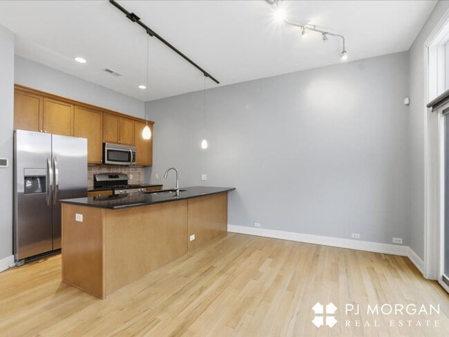 Building Photo - 2 Bedroom, 2 Bathroom Townhouse - Available Immediately