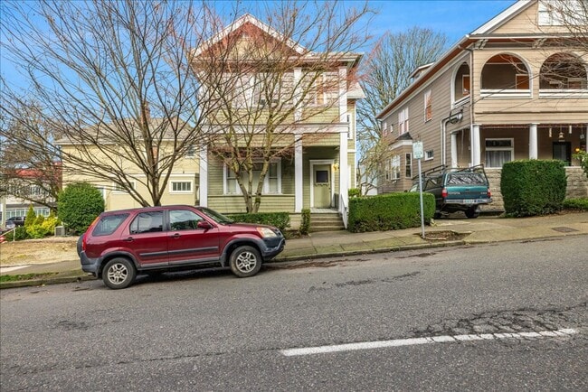 Building Photo - Quaint 2 Bedroom 1 Bath Apartment in Vintage Victorian Style Home!