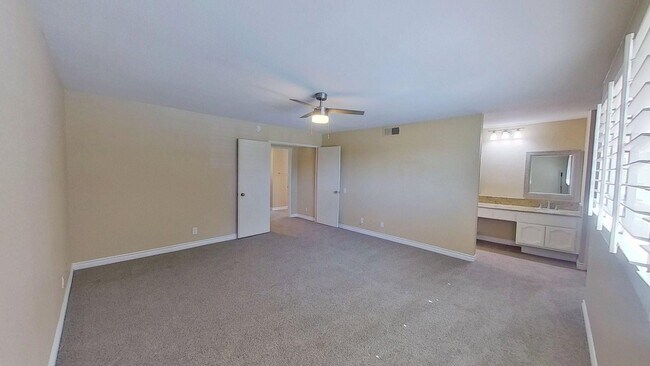 Building Photo - Spacious 2 Bed 2.5 Bath Townhouse in Irvine!
