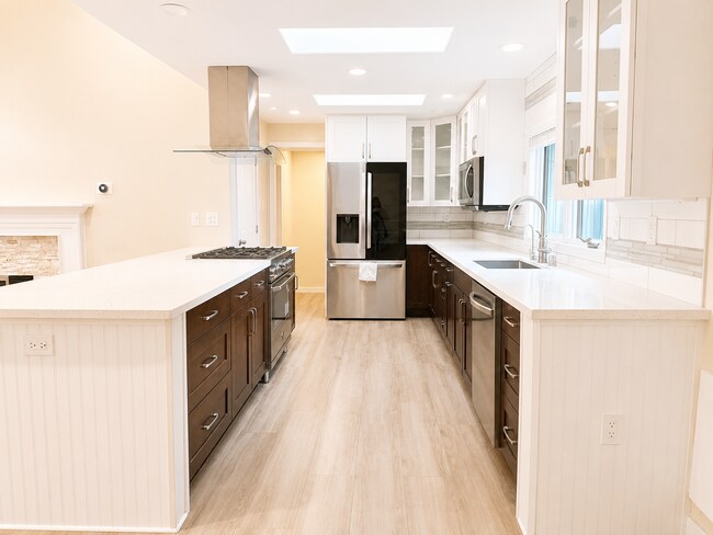 Building Photo - Beautifully Remodeled Home in Prime Kirkland Location | Designer Finishes | Spacious Layout | Top...