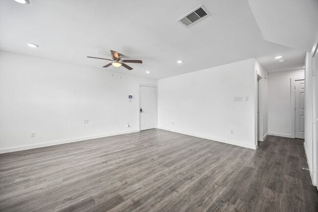Building Photo - Your Dream Home Awaits!