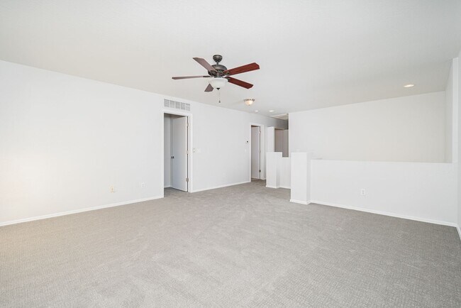 Building Photo - 4 bed, 2.5 bath, 2,251 sqft