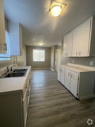 Building Photo - Spacious 3 Bed! Your Next Home Awaits!