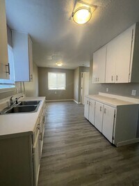 Building Photo - Spacious 3 Bed! Your Next Home Awaits!