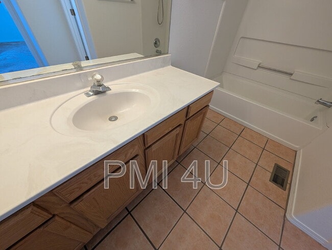 Building Photo - 7105 Casa Elena Dr NE