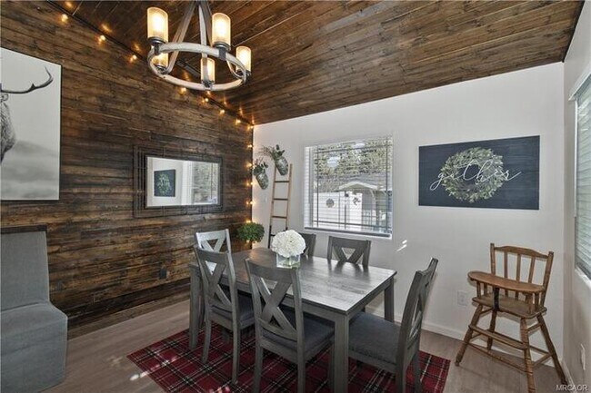 Building Photo - Move-In Ready 2 Bed / 2 Bath + Bonus Room & Den/Office