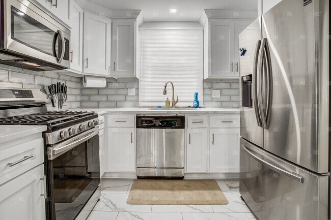 Building Photo - 3-bedroom 3-bathroom w/a loft in historic ...