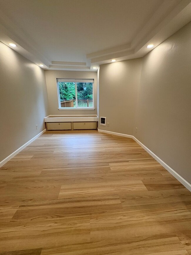 Building Photo - Sooooo Much Space! Beautifully remodeled Shoreline home!