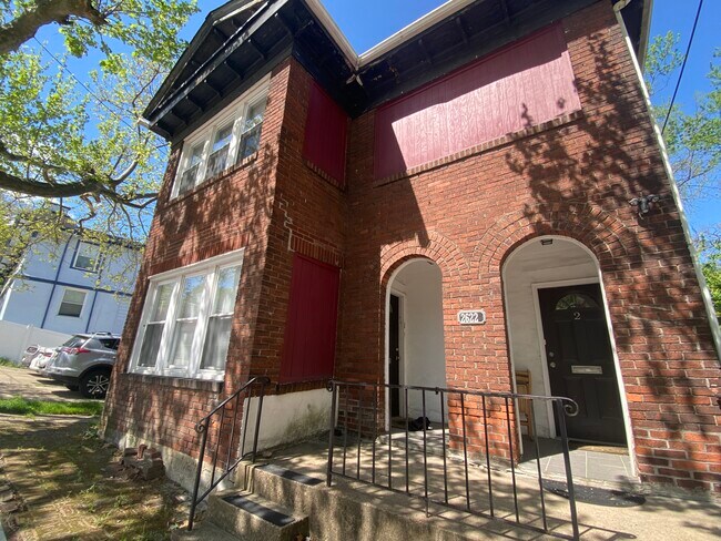 Attractive brick duplex - 2622 Tilbury Ave