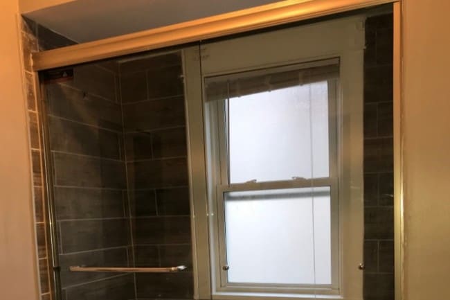 shower - 5027 W Sunnyside Ave