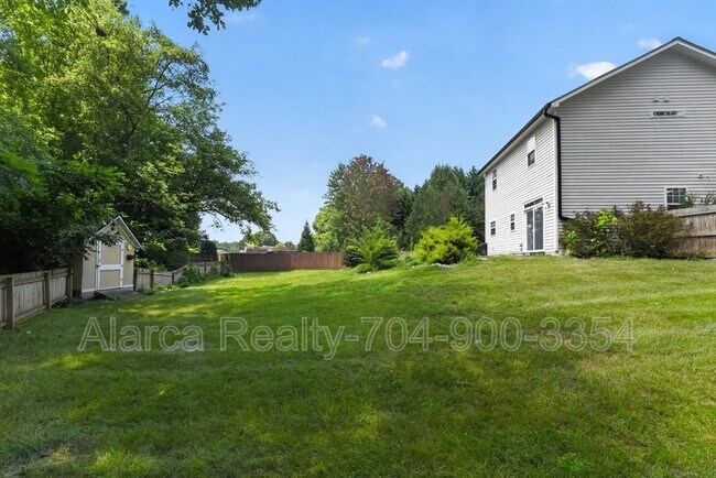 Building Photo - 290 Sweetmartha Dr