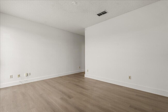 Building Photo - Stunning 4-Bedroom Lakefront Pool Home in Bridgeview at Meadow Woods