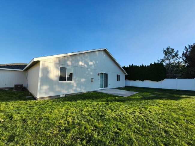 Building Photo - Spacious 3 bedroom/2 bath on Cul-de-Sac, 3...