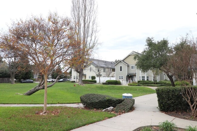 Building Photo - Lovely Cottonwood Glen Townhome