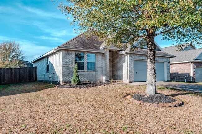 Building Photo - 8515 Holly Spring Ln