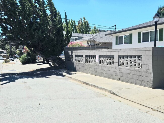 Building Photo - 910 Academy Ave