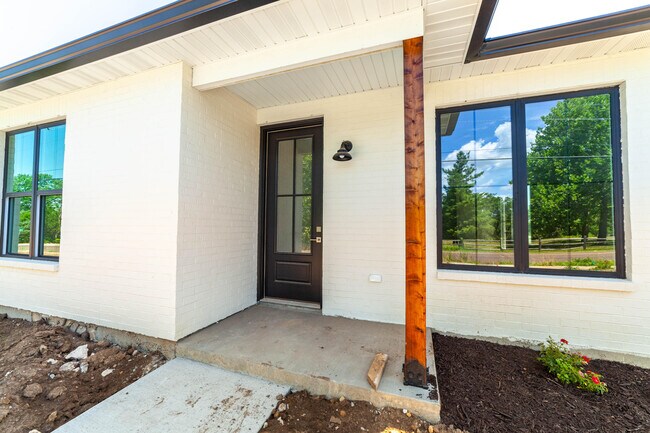 Building Photo - 220 Green Meadows Cir