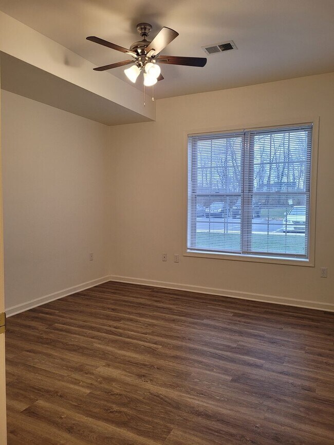 Building Photo - 670 Bassett Dr