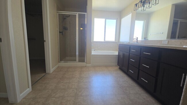 Building Photo - 1443 Greenbrier Dr