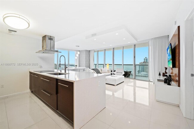 Building Photo - 495 Brickell Ave