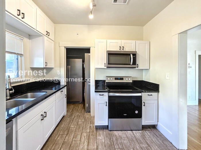 Building Photo - 934 E 7th St